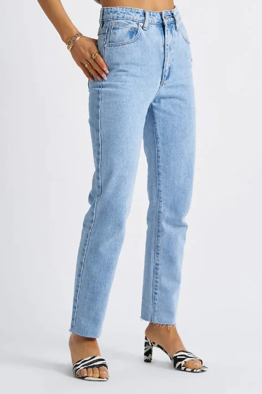 A 94 High & Wide Petite Jean Walk Away Elegant Dark-Wash Bootcut Jeans